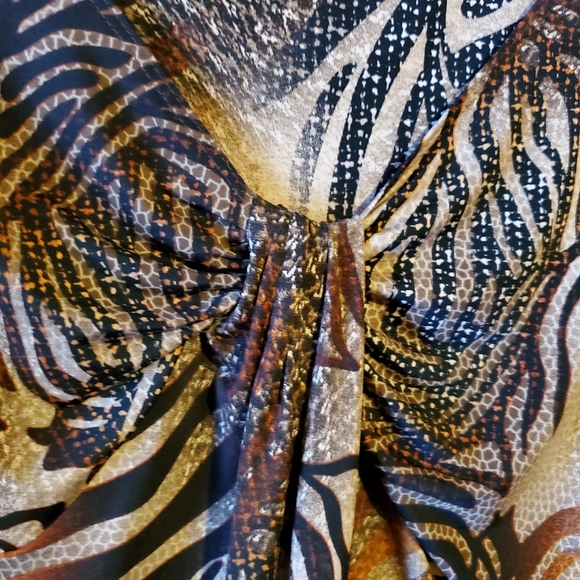 3/4 sleeve stretchy animal print gathered v-neck top in warm browns - Picture 2 of 3